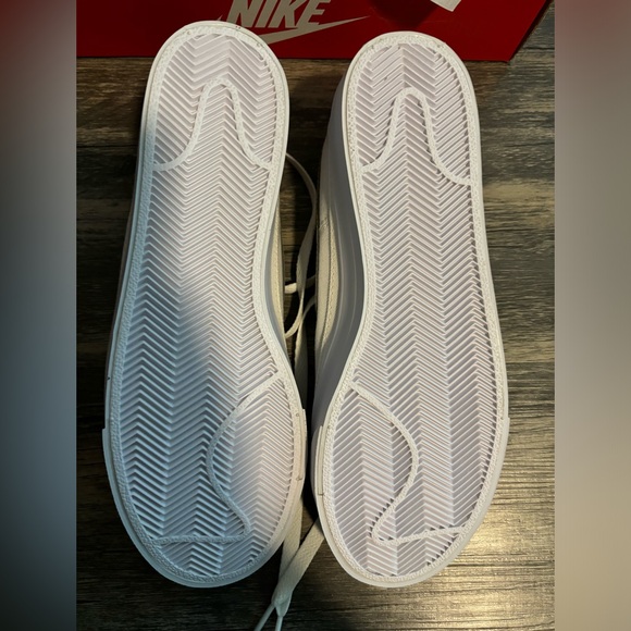 BRAND NEW - Size 9 Nikes - Picture 5 of 6